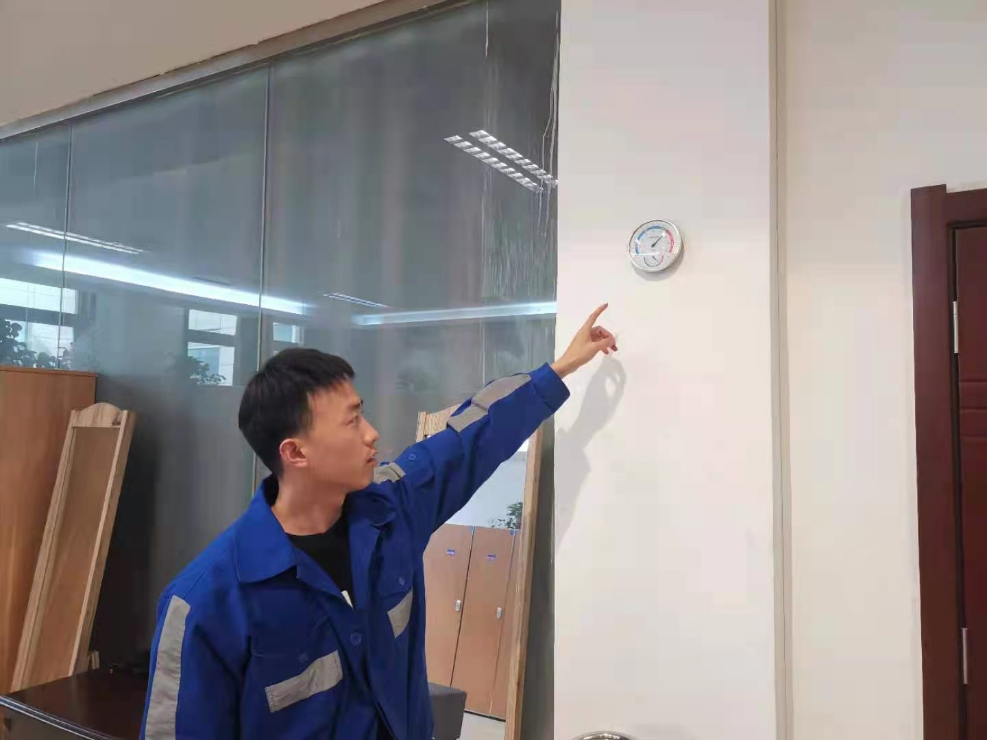 查抄职工浴室温度.jpg