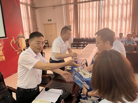 1658885719327782.jpeg 工会辅导发放慰问品 曹伟伟摄.jpg